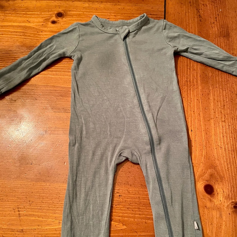 Kyte Baby zippered romper in Pine, size 6-12 months, retired color